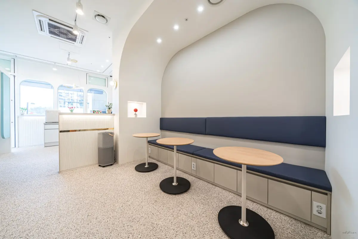 아치형 디자인이 돋보이는 모던 공유오피스 라운지